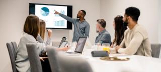 So erstellen Sie eine Microsoft PowerPoint-Zeitleiste zum Anzeigen von Daten